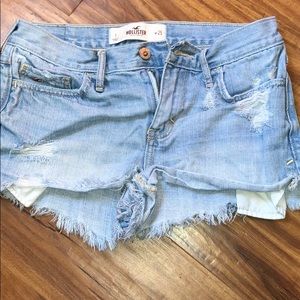 Hollister light colored shorts 🌞
